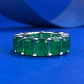 Eternity-Ring mit grünem Edelstein im Smaragdschliff und poliertem 925er Sterling Silber - US 5 / Smaragd