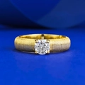 Minimalistische S925 zilveren vergulde ring met geborstelde textuur en een diamant - Geborsteld Goud / US 5