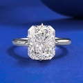 Rechteckiger Carbon-Diamantring mit 4-Krallen-Silberfassung auf blauem Grund - US 5 / Weiß