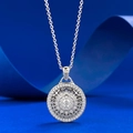 Elegante collar con colgante de brújula en plata S925 sobre fondo de seda azul de lujo - Estilo Brújula de Ocho Tesoros (N463) / Plata 925 / Oro Blanco