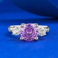 Anello in argento S925 con zircone viola da 8 mm taglio fuoco d'artificio e pietre laterali - US 5 / Zirconia Viola Fuochi d'Artificio