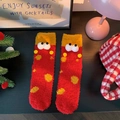 Détail de chaussettes de Noël en polaire corail rouge avec yeux 3D et texture douce - Taille unique / Rouge