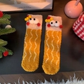 Détail de chaussettes de Noël en polaire corail avec yeux 3D sur surface en bois - Taille unique / Jaune