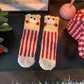 Détail de chaussettes en polaire corail à rayures rouges et blanches avec yeux 3D - Taille unique / Rayure Verticale