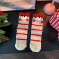 Détail de chaussettes de Noël en polaire corail avec de grands yeux 3D sur bois noir - Taille unique / Rayure