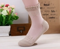 Gros plan de chaussettes en dentelle beige avec bords à volants et tissu soyeux - Taille unique / Kaki