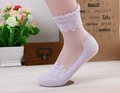 Détail de chaussettes roses en tulle transparent avec broderie dentelle florale et bords ondulés - Taille unique / Mauve Clair