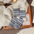 Wollen mix sokken met Fair Isle patroon in crème en marineblauw met geribde boorden - Eén maat / Melkwit
