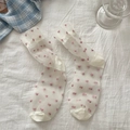 Vue détaillée de chaussettes blanches transparentes à motifs de cœurs roses et pointe renforcée - Taille 34-40 / Cœur Rose