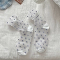 Détail de chaussettes en tulle blanc transparent avec pois bleus et bords à volants - Taille 34-40 / Cœur Violet