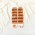 Braune gestreifte Korallenvlies-Katzenpfotensocken mit rutschfesten Pads und Thermo-Stoff - Einheitsgröße / Gelb Kariert