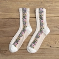 Beige kabelgebreide sokken met vintage bloemenpatronen op een houten achtergrond - Eén maat / Wit