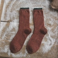 Braune Wollsocke mit grüner Rippmanschette und farbigen Punkten für den Winter - Einheitsgröße / Orange