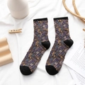 Vintage-Stricksocken mit Blumenmuster und Zopfmuster in Lila-Blau-Mischung - Einheitsgröße / Schwarz 01