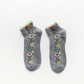 Calcetines de algodón gris con bordado floral vintage y ribete de encaje blanco - Talla única / Gris claro