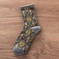 Chaussettes rétro en coton à losanges gris et jaunes sur un fond en bois naturel - Taille unique / Gris