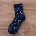 Chaussette bleu marine à motif de poisson et losanges tricotés sur fond en bois - Taille unique / Bleu Marine
