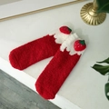 Zachte rode koraalvlies sokken met 3D aardbei bedeltje en geschulpte witte randen - Eén maat / Rood (Aardbeipatroon)