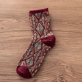 Chaussettes tricotées rétro à motif de losanges bordeaux et bleu sur bois - Taille unique / Bordeaux