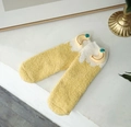 Dicke warme Korallenfleece-Socken in Gelb mit 3D-Bananen-Plüsch-Anhänger für den Winter - Einheitsgröße / Hellgelb (Bananen-Muster)