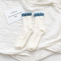 Chaussettes en velours corail blanc crème avec bordure ondulée bleue pour l'hiver - Taille unique / Blanc