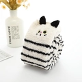 Chaussettes mignonnes en polaire corail à rayures avec motif oreilles de chat - Style de Chat à Rayures Noir et Blanc (2)