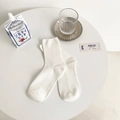Klassische weiße Socken für Damen mit Rippstrick-Textur in minimalistischem Stil - Einheitsgröße / Weiß