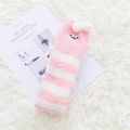 Chaussettes de sommeil rayées rose et blanc en polaire corail avec pompons doux - Agneau Rose & Blanc
