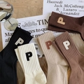 Cinq paires de chaussettes en coton côtelé avec broderie lettre P en couleurs rétro - Taille unique / Lettre P Brodée Couleurs Mixtes (GS22134)