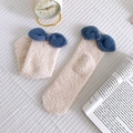 Dikke beige koraalvlies huissokken voorzien van een contrasterende donkerblauwe sierstrik - Eén maat / Beige met Blauwe Strik