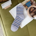 Dikke grijs-paars gestreepte koraalfleece sokken voor winterse warmte en comfort - Eén maat / Grijs