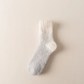 Graue und cremefarbene Korallenvlies-Thermosocke im minimalistischen Flat Lay für den Winter - Einheitsgröße / Hellblau