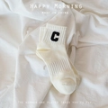 Dames katoenen sneakersokken in beige met zwart geborduurde letter C decoratie - Eén maat / Warm wit