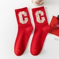 Klassieke rode katoenen halflange sokken met een crème fluwelen letter C in retro-stijl - Eén maat / Alfabet