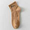 Chaussettes en coton marron avec texture côtelée et broderie noire de lettres Freedom - Kaki