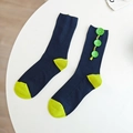 Detail van donkerblauwe gebreide sokken met neon groen contrast en drie grote sierlijke knopen - Marineblauw (Donkerblauw met Neon Groen)