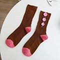 Detailopname van bruine geribbelde sokken met roze knoopjes en contrasterende hakken - Koffie (Donkerbruin met Roze)