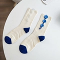 Detail van crème ribgebreide sokken met marineblauwe contrasterende teen en sierknopen - Wit (Gebroken Wit met Donkerblauw)