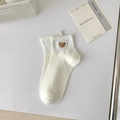 Süße cremeweiße Baumwollsocken mit Bärenstickerei und gerippten Bündchen - Einheitsgröße / Milchweiß