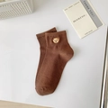Braune Baumwollsocken mit einer zarten goldenen Bärenstickerei an der Knöchelseite - Einheitsgröße / Dunkelkaffee