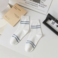 Calzini bianchi con strisce ondulate blu e texture a maglia traspirante - Taglia unica / Bianco