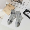 Calzini a metà polpaccio grigio chiaro in cotone con strisce blu navy e trama a nido - Taglia unica / Grigio