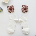 Weiße Baumwollsocken mit braunem Rippstrick und 3D-Blumen im Schachbrettmuster - Einheitsgröße / Weiß