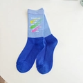 Chaussettes bleues graffiti avec motif arc-en-ciel et lettrage blanc stylé - Taille unique / Bleu