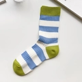 Halfhoge katoenen sokken met blauw-witte strepen en groene contrasterende teen en hiel - Eén maat / Blauw Gestreept
