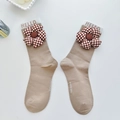 Damen Socken in Khaki mit Schachbrett-Stoffblume und dekorativem HELLO-Schriftzug - Einheitsgröße / Hellbeige