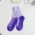 Chaussettes mi-mollet en coton à imprimé graffiti de couleur lilas clair et violet foncé - Taille unique / Violet