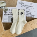 Chaussettes blanches à côtes avec broderie de la lettre P noire pour un look épuré - Taille unique / Blanc - Broderie P
