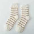 Dikke koraalvlies sokken met crème en kaki strepen voor optimaal wintercomfort - Eén Maat / Fijne Strepen