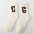 Calze bianche in pile corallo con lettera C marrone per un caldo comfort invernale - Taglia Unica / Bianco Sporco